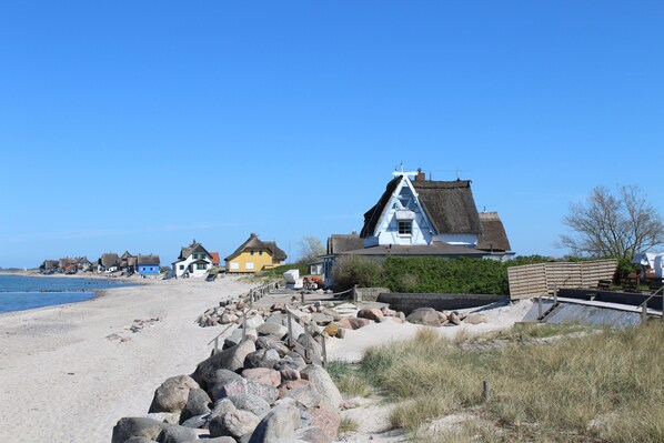 On the beach, sun-loungers - Exclusive apartment "Meerdüne" in direct beach location with balcony and sea view  (Heiligenhafen)