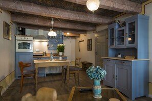 Fridge, oven, stovetop, dishwasher - Living with historical flair (Görlitz)