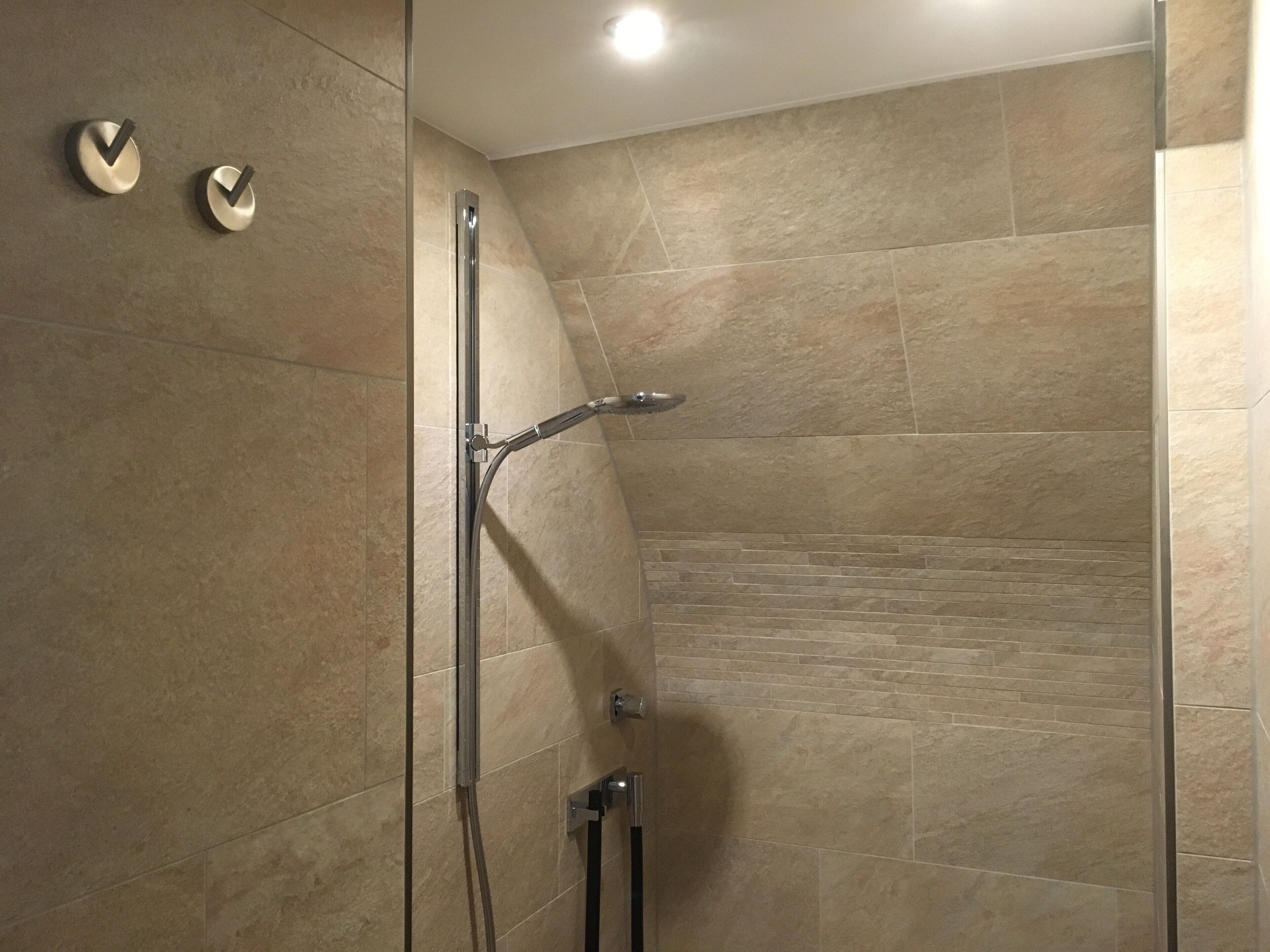 Douche, sèche-cheveux, serviettes fournies, papier toilette