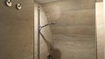 Douche, sĂšche-cheveux, serviettes fournies, papier toilette