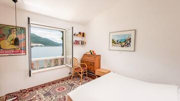 5 bedrooms, iron/ironing board, WiFi, bed sheets