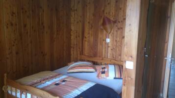 2 dormitorios, tabla de planchar con plancha, cuna de viaje