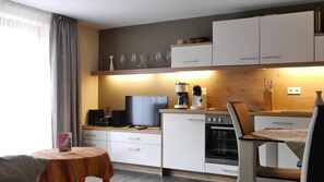 Fridge, oven, stovetop, dishwasher