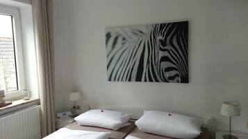 1 quarto, ferros/tábuas de passar roupa, berço de viagem
