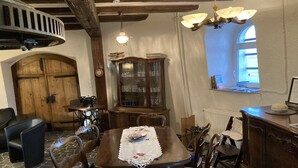 Une salle à manger traditionnelle avec une table en bois, des chaises et un lustre.