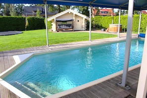 Una piscina al aire libre, una piscina climatizada