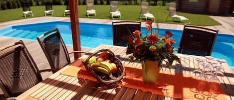 Una piscina al aire libre, una piscina climatizada