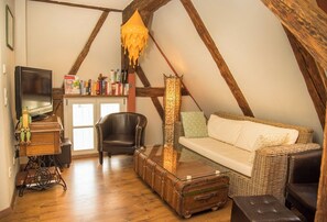 Smart TV, fireplace, books, stereo