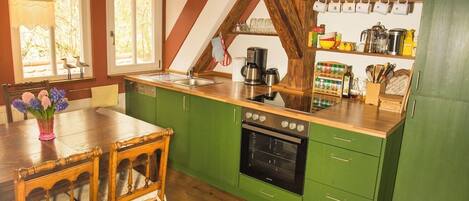 Réfrigérateur, plaque de cuisson, lave-vaisselle, cafetière/bouilloire