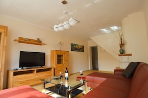 TV connectée, livres, chaîne hi-fi