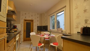 Eine Küche mit Esstisch, Stühlen und einem Fenster.