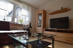 TV connectée, livres, chaîne hi-fi