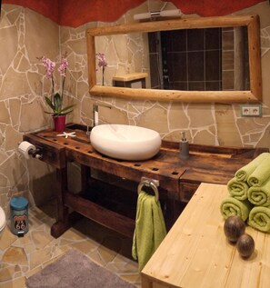 Douche, séchoir à cheveux, peignoirs, serviettes fournies
