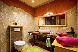 Suihku, hiustenkuivaaja, kylpytakit, pyyhkeet