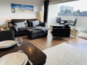 TV connectée, livres, chaîne hi-fi