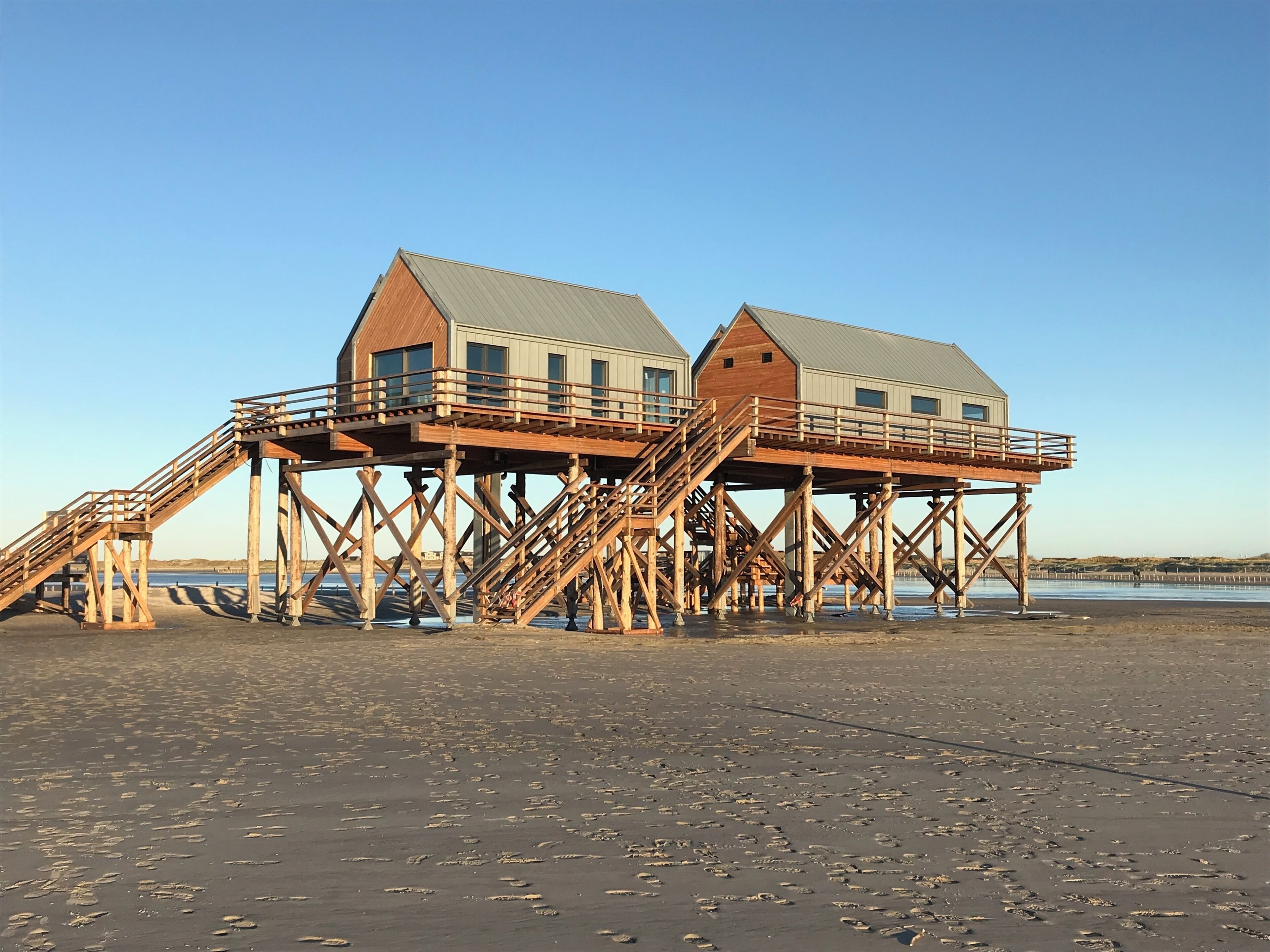 Ubicación cercana a la playa y tumbonas