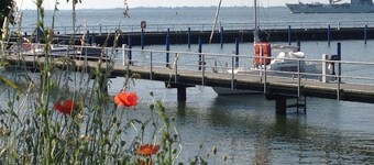 Bungalow situé au calme avec une terrasse donnant sur l'eau et dans la nature