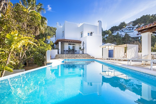 Moderne Villa mit großem Infinity Pool