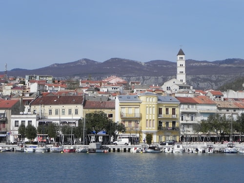 Detached old house with 2 terraces + garden, 350 m from the sea. 
