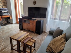 Una Smart TV, un reproductor estéreo