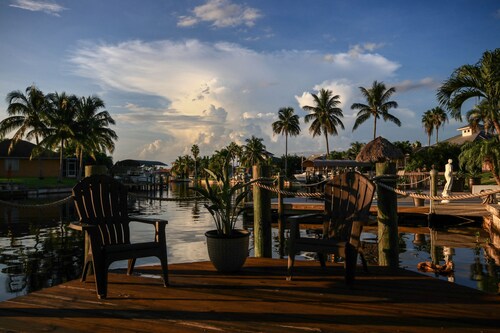 Unelma huvila huipputasolla laaja kanava ja suuri uima-allasalue porealtaalla