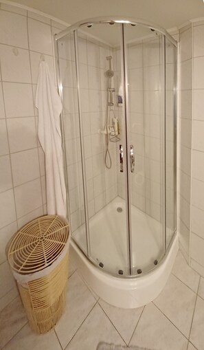Sèche-cheveux, serviettes fournies, savon, papier toilette