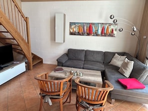 Smart-TV, Kamin, Bücher