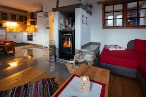 TV, fireplace, books, stereo -  Apartment Bergkristall in the Chalet Magda-Lena in a sunny panoramic position  (Heiligenblut)