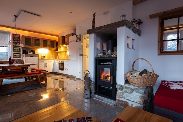 Offener Wohnbereich mit angrenzender Terrasse mit 3 Terrassentüren