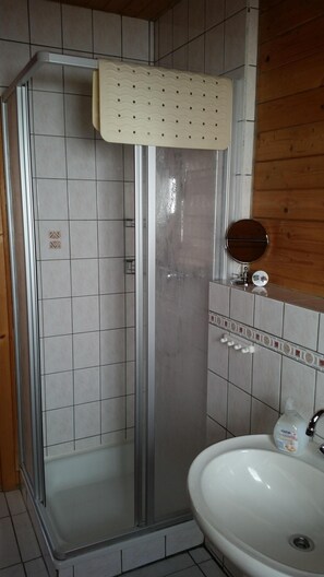 Dusche, Haartrockner, Handtücher