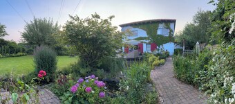 Luxurious vacation home directly on the Ems-Jade Canal Sauna, hot tub, whirlpool, fireplace