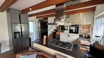 Kühlschrank, Mikrowelle, Ofen, Herdplatte