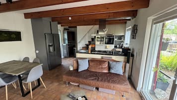 Smart TV, fireplace, books, stereo