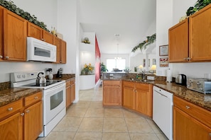 雪櫃、微波爐、焗爐、爐具