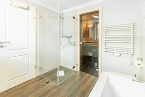 Bañera con ducha, bañera de hidromasaje, secador de pelo, toallas
