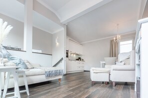 Smart TV, fireplace, books, stereo