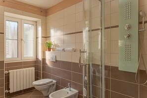 Douche, sèche-cheveux, bidet