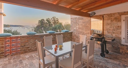 Wunderschöne Ferienwohnung / Überdachter Grill Terrasse direkt am Meer