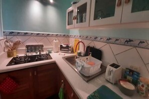 Refrigerador, microondas, parrilla de estufa y cafetera y tetera