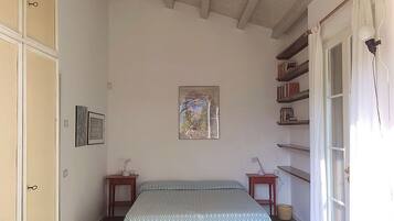 1 habitación, tabla de planchar con plancha y cuna de viaje