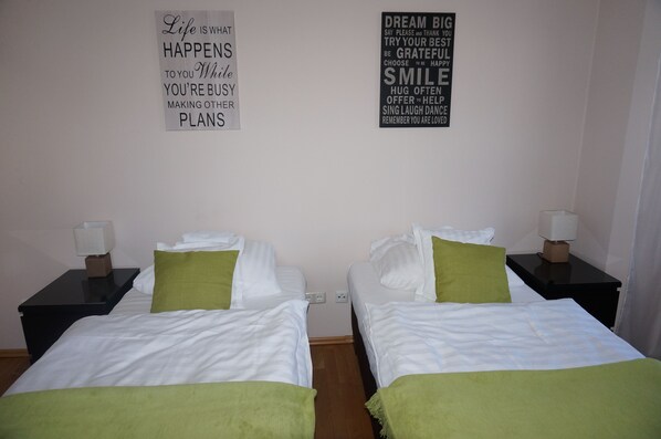 2 chambres, fer et planche à repasser, lit de bébé portatif