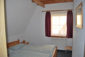 1 chambre, bureau, fer et planche à repasser, lits bébé