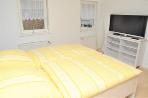 2 bedrooms, desk, WiFi, bed sheets