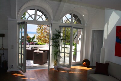 Romantic and spectacular - gallery apartment with 180° view of the lake and Alps