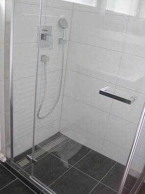 Douche, séchoir à cheveux, serviettes fournies, savon