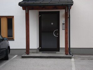 Exterior detail - New apartments in a central location with panoramic views and parking. (Stumm)