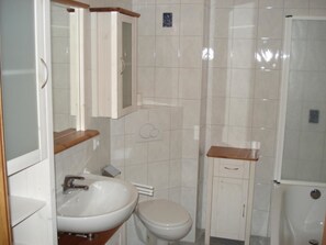 Combined shower/bathtub, hair dryer, towels, soap