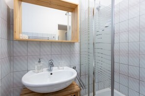 Hair dryer, towels, soap, shampoo - OPERA CITY CENTER SUITE Ocean (Wien)