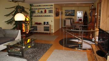 Fernseher, DVD-Player, Bücher, Stereoanlage