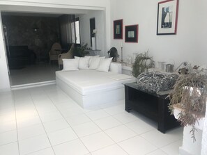 TV, fireplace, stereo